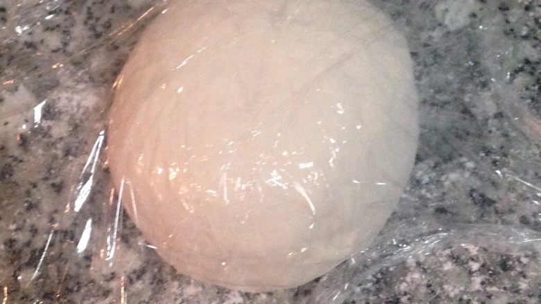蔥花麵包#面团的发酵之旅#,並略揉成糰，即可蓋上保鮮膜閒置45分鐘後；再放入除了奶油之外的其他剩餘材料開始混勻搓揉到表面略光滑，