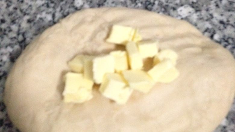 蔥花麵包#面团的发酵之旅#,接著加奶油繼續揉到光滑。(這個步驟有點討厭，因為會粘粘稠稠的，但是大家不要放棄，繼續揉就對了～麵粉出筋後就會開始變柔軟平整的！）