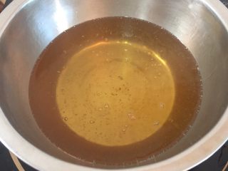 沸腾鱼,锅中倒入多量色拉油（这个油后期会全部用到，所以油量应该是你碗的2/3）加热至五成热
