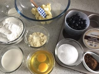 金顶蓝莓麦芬, 酥粒：黄油15克 细砂糖15克 低粉35克 
黄油切小块融化后加入细砂糖，筛入低粉，用手搓揉至小颗粒状即可。用不完的可以冷冻保存下次再用