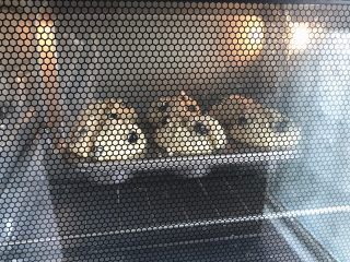 金顶蓝莓麦芬,放入预热好的烤箱，中层上下火190度，25分钟左右。温度仅供参考，请依据自家烤箱脾气来。
