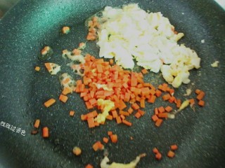 酱油炒饭,放入鸡蛋和胡萝卜丁翻炒