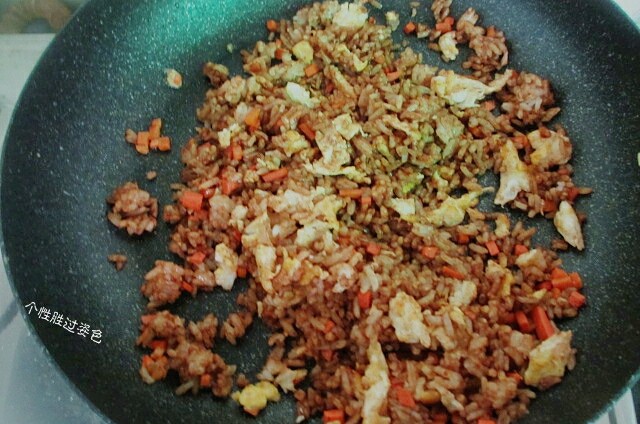 酱油炒饭,转大火快速翻炒，炒至米饭粒粒分明即可出锅