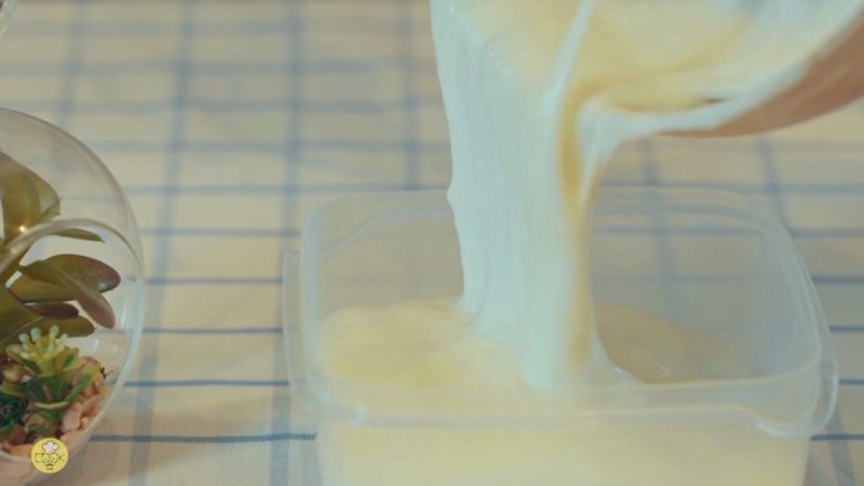 酥皮流心炸牛奶，岭南风味,把这个稠稠的液体倒入可以放进冰箱的容器中