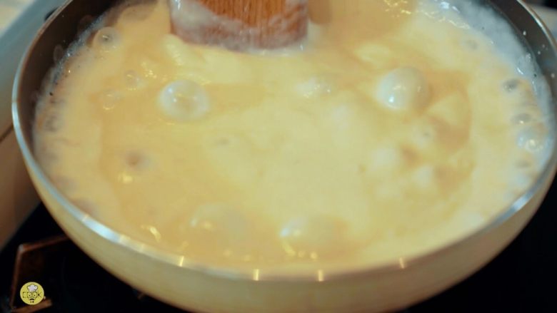 酥皮流心炸牛奶，岭南风味,煮到冒泡泡的时候就可以出锅了