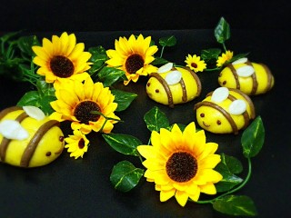 超萌小蜜蜂馒头,小蜜蜂飞到花丛中了，👏👏👏👏👏👏👏👏👏勤劳的小蜜蜂用自己的双手创造甜蜜的生活，我们要向它们学习哦，😘😘😘😘😘😘😘😘😘