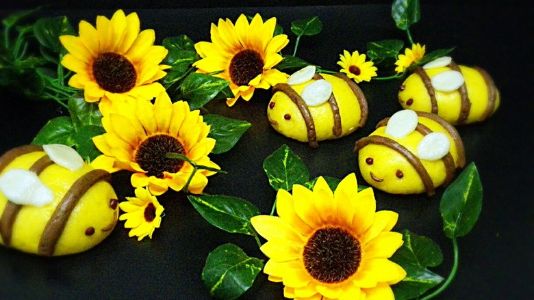 超萌小蜜蜂馒头,小蜜蜂飞到花丛中了，👏👏👏👏👏👏👏👏👏勤劳的小蜜蜂用自己的双手创造甜蜜的生活，我们要向它们学习哦，😘😘😘😘😘😘😘😘😘