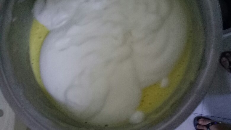 蛋糕🎂蛋糕,将打发好的蛋清把一半！的量到入蛋黄中，充分融合，继续搅拌均匀