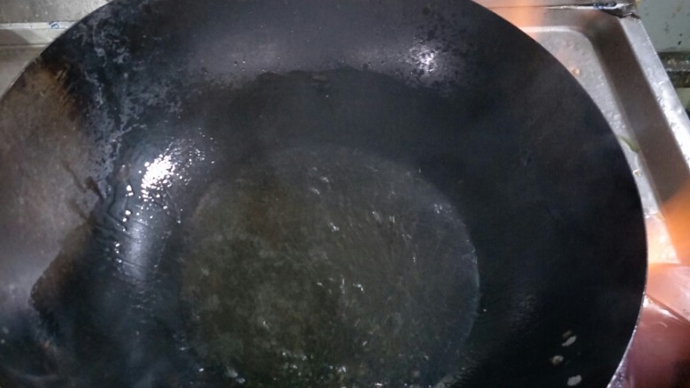 家烧酸菜鱼,烧油油温高点，大约6成到7成