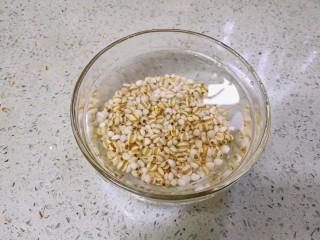 筒骨薏米冬瓜汤,薏米洗净用清水浸泡一会儿。
