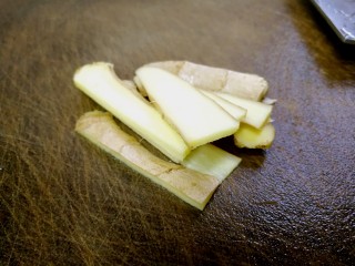 筒骨薏米冬瓜汤,生姜切片。