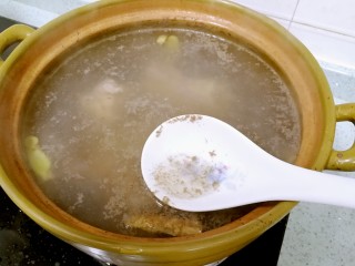 筒骨薏米冬瓜汤,撇去浮沫，收小火，煮1个小时。