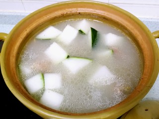 筒骨薏米冬瓜汤,倒入冬瓜，开大火煮至再次沸腾，收小火，盖盖子，再煮1个小时。