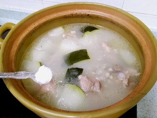 筒骨薏米冬瓜汤,最后加适量盐调味。
