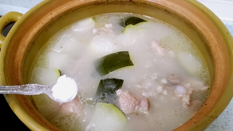 筒骨薏米冬瓜汤,最后加适量盐调味。