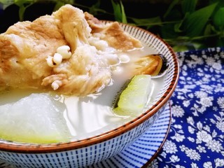 筒骨薏米冬瓜汤,乳白的汤色来自筒骨中的骨胶原和蛋白质。