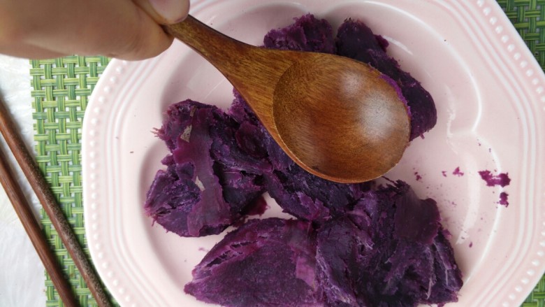 珍珠紫薯芒果丸子,将紫薯捣成泥