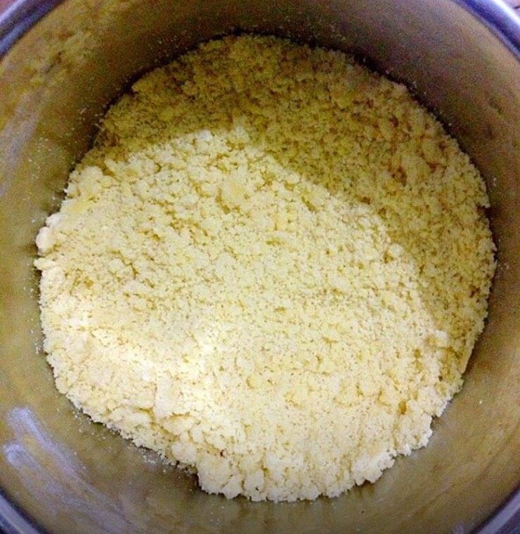 葡萄奶酥,把面粉和黄油混合均匀。