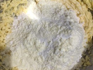 葡萄奶酥,低筋面粉和奶粉过筛以后倒入打发好的黄油中