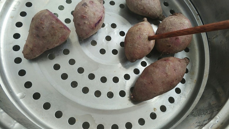 珍珠紫薯芒果丸子,蒸到用筷子可以轻轻戳进去的时候 就可以出锅了