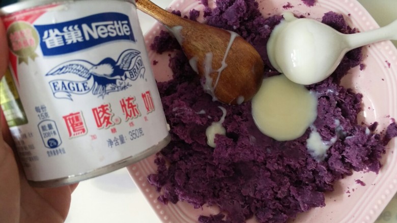 珍珠紫薯芒果丸子,加入一小勺炼奶 也可以加牛奶哦