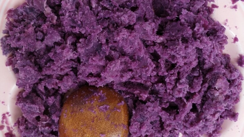 珍珠紫薯芒果丸子,搅拌均匀 备用