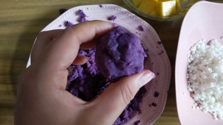 珍珠紫薯芒果丸子,将芒果肉藏在紫薯泥里 搓成球球