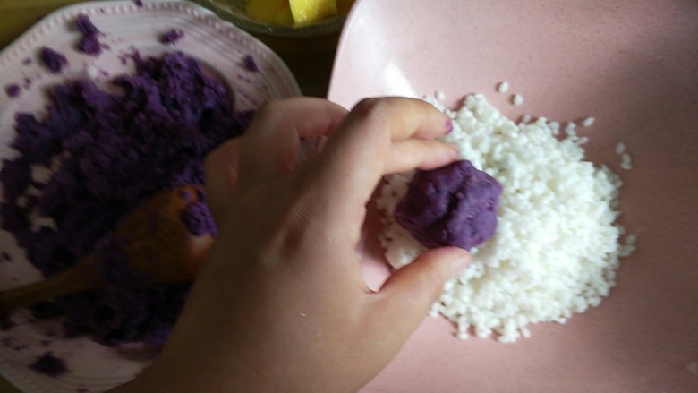 珍珠紫薯芒果丸子,在裹上糯米