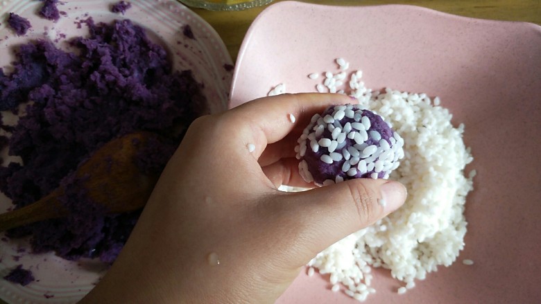 珍珠紫薯芒果丸子,如图 全部沾满糯米