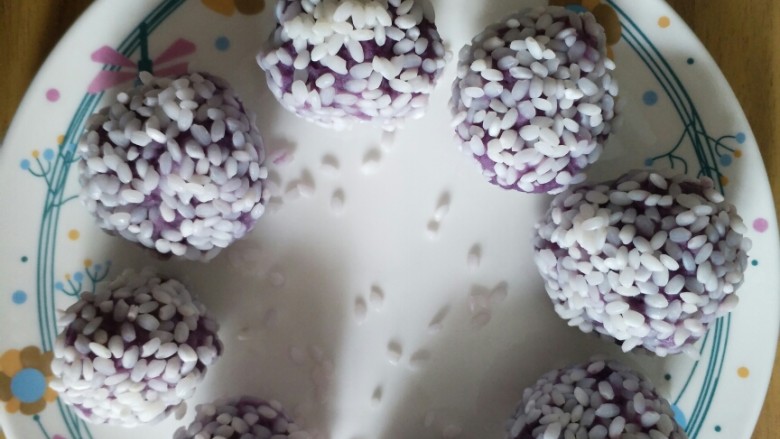 珍珠紫薯芒果丸子,全部弄好 还剩了一些糯米和芒果 忽略紫薯 直接蘸糯米 裹好