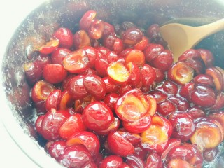 自制樱桃果酱%,1小时后，是这个状态，果胶已经出来了，接下来开始熬制樱桃酱。