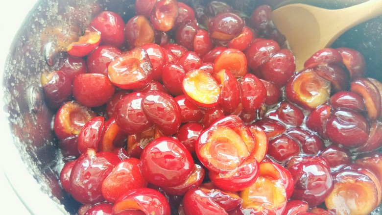 自制樱桃果酱%,1小时后，是这个状态，果胶已经出来了，接下来开始熬制樱桃酱。