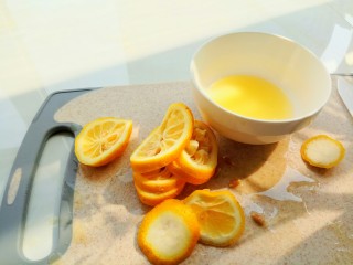 自制樱桃果酱%,先把一个柠檬，挤出汁备用。