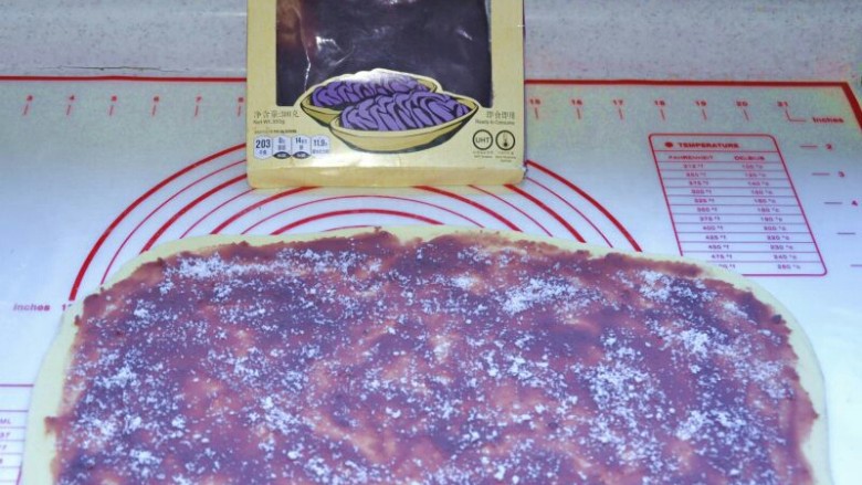 紫薯蝴蝶酥,松弛好以后，擀成4cm厚的长方形，上面铺上紫薯泥馅，再撒一层白糖