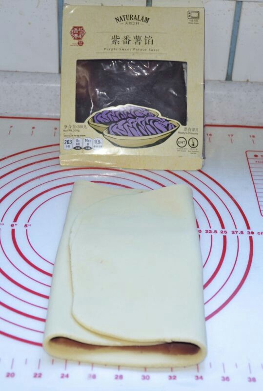 紫薯蝴蝶酥,用三折叠的方式，折起来，再擀平