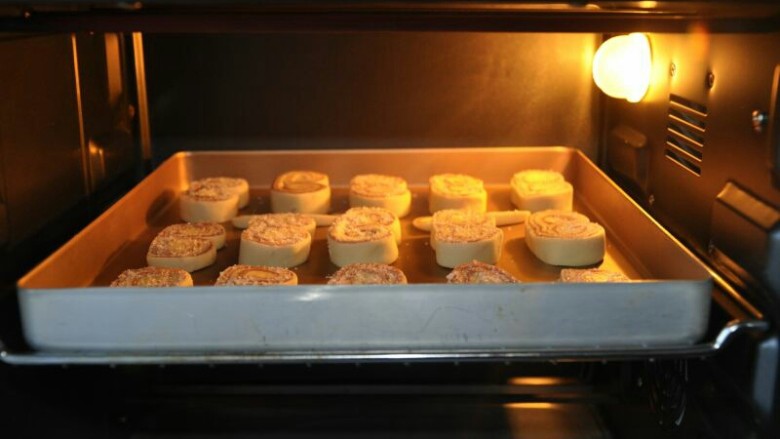 紫薯蝴蝶酥,将烤盘送入提前预热好的烤箱里，上下火150度中层，烤25分钟