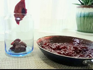 自制樱桃果酱%,樱桃酱放至凉透后，装进一个密封的玻璃罐中，冷藏保存，一个半月内食用完。