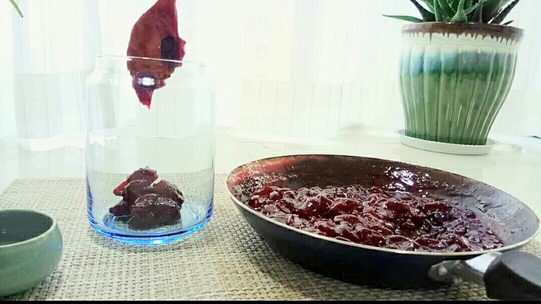 自制樱桃果酱%,樱桃酱放至凉透后，装进一个密封的玻璃罐中，冷藏保存，一个半月内食用完。