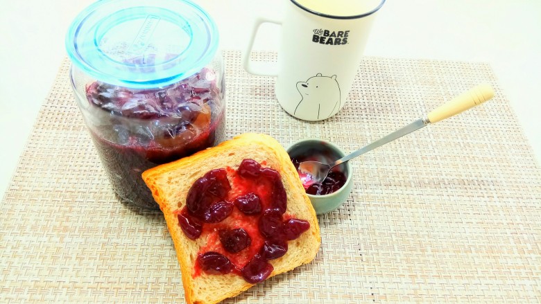 自制樱桃果酱%,樱桃酱涂在土司面包上可以做早餐，做三明治吃。