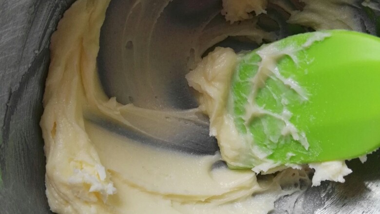 小乌龟面包#面团的发酵之旅#,二次发酵的时间可以做乌龟壳。黄油软化加入糖粉拌匀。