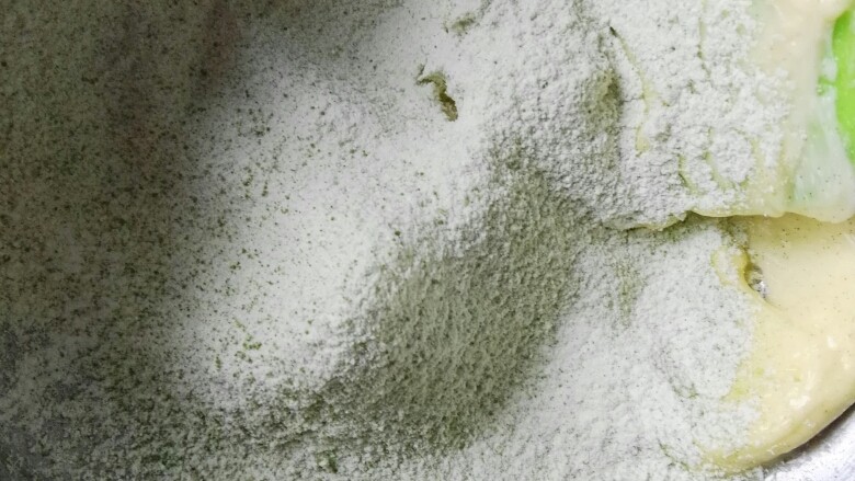 小乌龟面包#面团的发酵之旅#,筛入混合的低粉和抹茶粉。