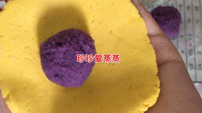 南瓜糯米紫薯糕,放入一份紫薯馅，封口揉圆