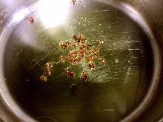 凉拌小南瓜,另起一锅放入油放入花椒粒小火慢炸至香捞出花椒粒，花椒油装入小碗备用
