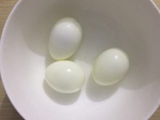 鸡蛋醋姜猪脚,熟鸡蛋，喜欢鸡蛋可以多放点。因为家里只剩下3个蛋了，所以才放3个