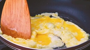 青椒炒鸡蛋,锅中放适量油烧热，倒入蛋液，锅铲转动划炒成碎块，盛出备用