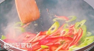青椒炒鸡蛋,锅中再放入少许油烧热，加入青椒，快速翻炒至青椒略变软，加入适量的盐和鸡精