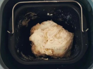 香甜小面包#面团的发酵之旅#,启动面包机开启揉面功能，揉面五分钟之后投入盐。
