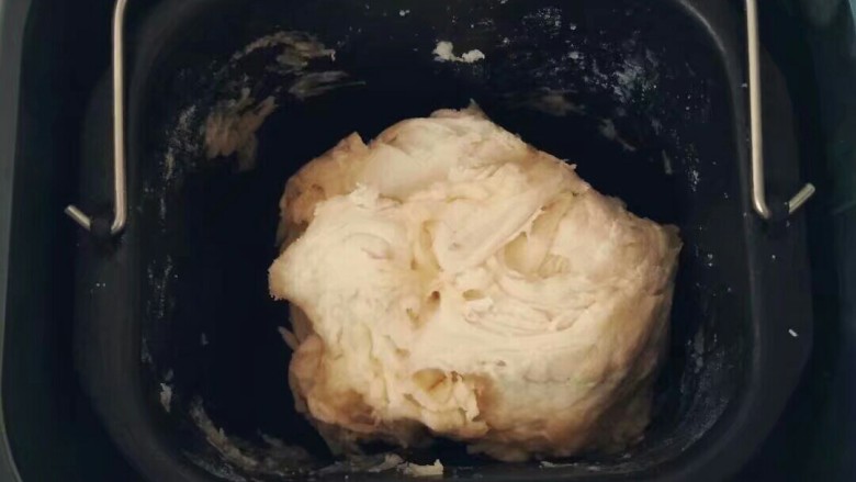 香甜小面包#面团的发酵之旅#,启动面包机开启揉面功能，揉面五分钟之后投入盐。