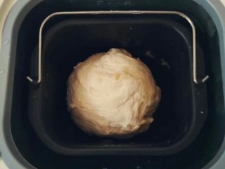 香甜小面包#面团的发酵之旅#,揉面程序结束之后，投入黄油，再次开启一个揉面程序。