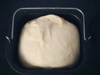 香甜小面包#面团的发酵之旅#,面团发酵至2.5倍大。